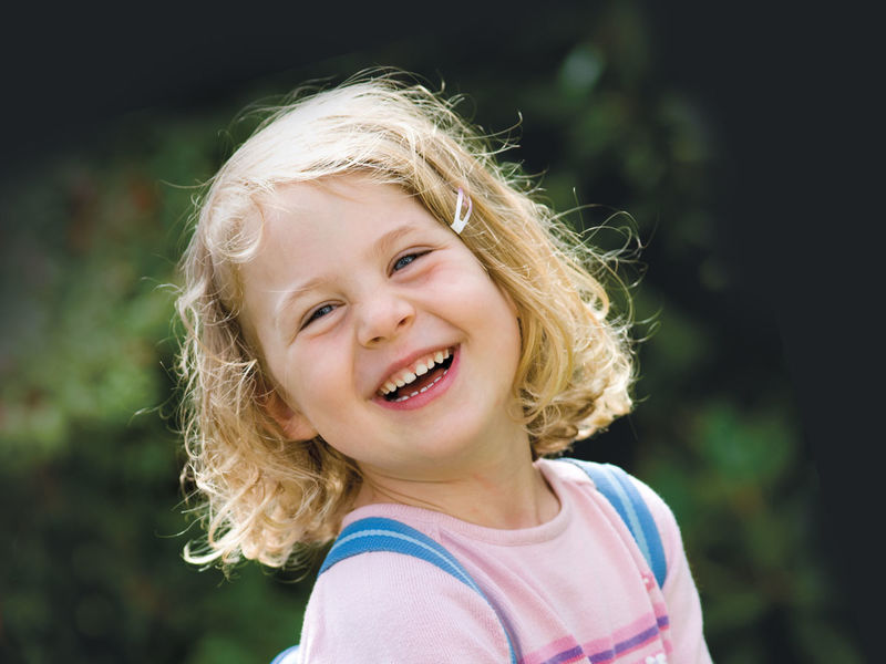 Jeune enfant avec cartable.