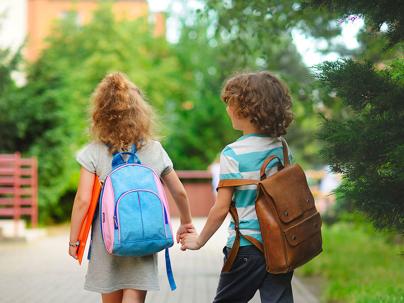 Enfants allant à l'école.